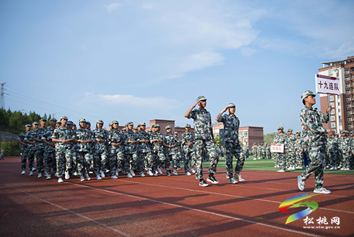 祝賀！松桃職校獲“全省學(xué)校國防教育和學(xué)生軍事訓(xùn)練工作先進(jìn)單位”稱號