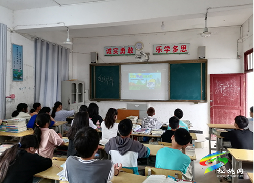 沙壩河鄉(xiāng)中小學(xué)開展“愛路護(hù)路”安全防范警示教育活動(dòng)