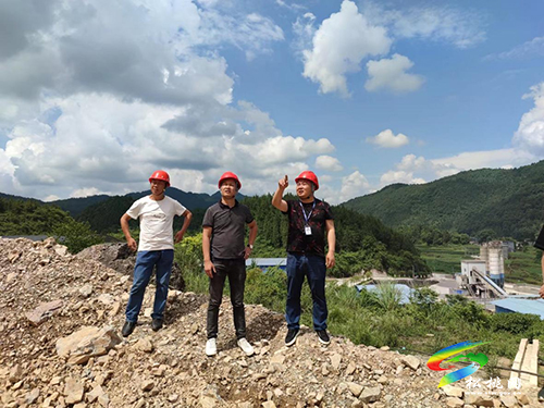 松桃應(yīng)急管理局到孟溪鎮(zhèn)非煤露天礦山企業(yè)開展安全生產(chǎn)“打非治違”專項檢查