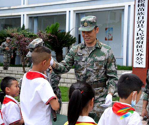 松桃學(xué)生進(jìn)軍營 國防教育強(qiáng)少年