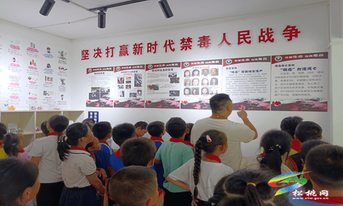 寨英鎮(zhèn)組織中小學生參觀禁毒教育基地