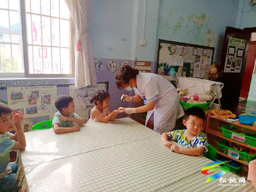 孟溪鎮(zhèn)衛(wèi)生院到孟溪幼兒園開展手足口病排查活動(dòng)
