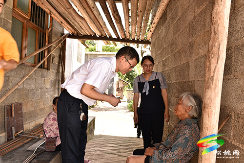 ​松桃人民醫(yī)院黨委辦黨支部與黃板鎮(zhèn)格黨村黨支部開展支部聯(lián)建活動