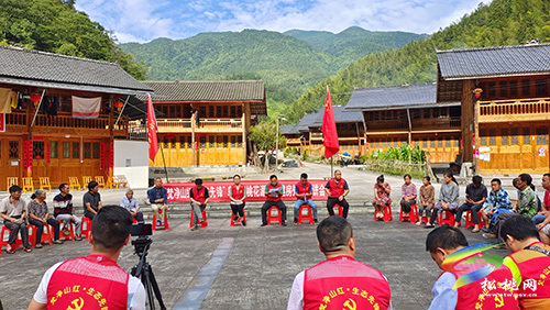 ​烏羅鎮(zhèn)開展梵凈山區(qū)域黨建聯(lián)盟“梵凈山紅·生態(tài)先鋒”主題黨日活動