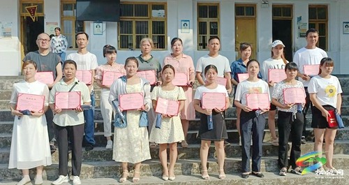 妙隘鄉(xiāng)完小舉行期末散學(xué)典禮暨表揚(yáng)大會(huì)