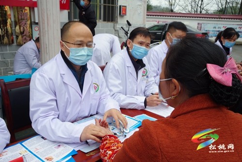 千里送暖 情注苗鄉(xiāng)——記廣東派駐松桃苗族自治縣民族中醫(yī)院院長助理李兆華