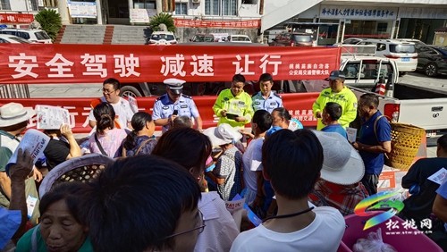 冷水溪鎮(zhèn):發(fā)放“愛心頭盔”守護(hù)群眾安全出行