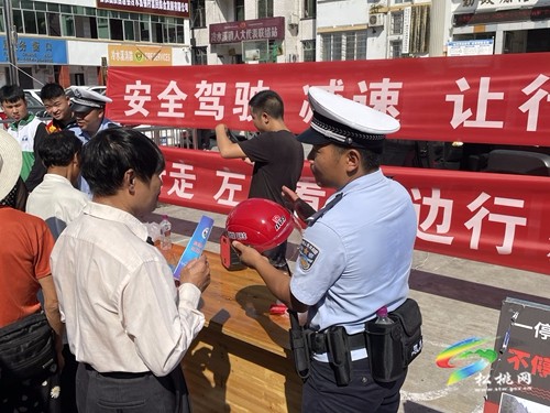 冷水溪鎮(zhèn):發(fā)放“愛心頭盔”守護(hù)群眾安全出行