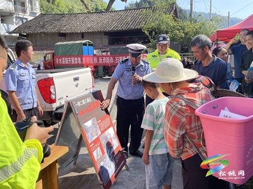 冷水溪鎮(zhèn):發(fā)放“愛心頭盔”守護(hù)群眾安全出行