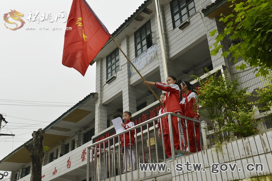 一完小舉行少先隊入隊儀式