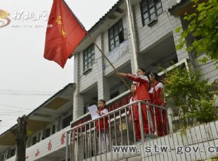 一完小舉行少先隊(duì)入隊(duì)儀式
