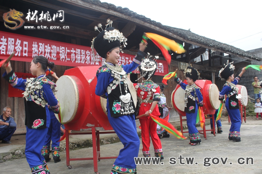 銅仁市攝協(xié)送攝影作品到松桃正大鄉(xiāng)
