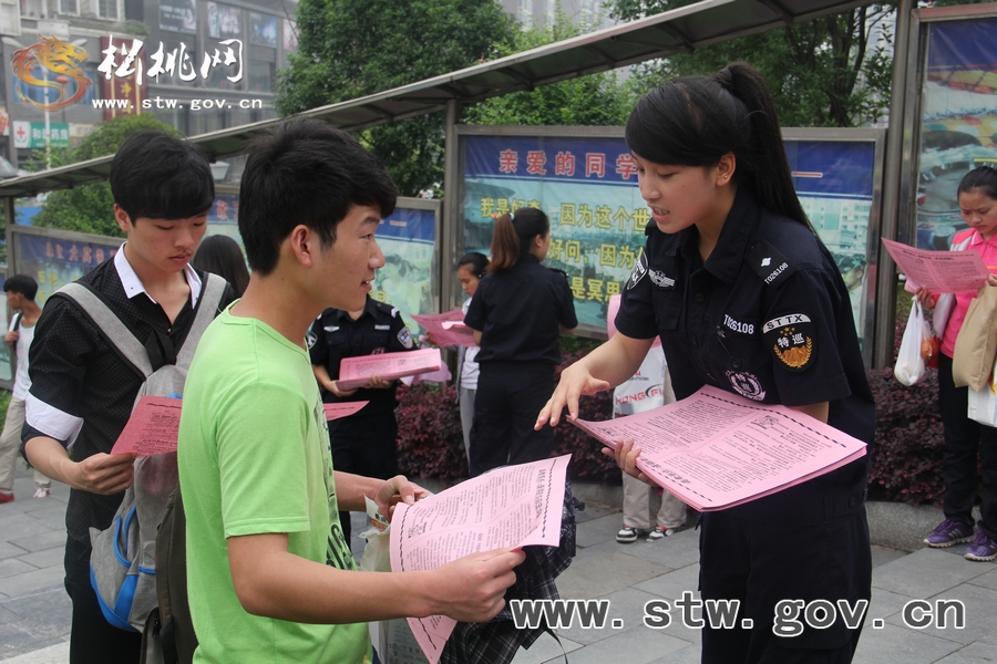 關(guān)愛(ài)考生——松桃·女警街頭宣傳謹(jǐn)防招生詐騙