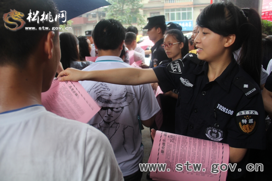關(guān)愛(ài)考生——松桃·女警街頭宣傳謹(jǐn)防招生詐騙