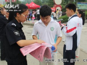 關(guān)愛考生——松桃·女警街頭宣傳謹(jǐn)防招生詐騙
