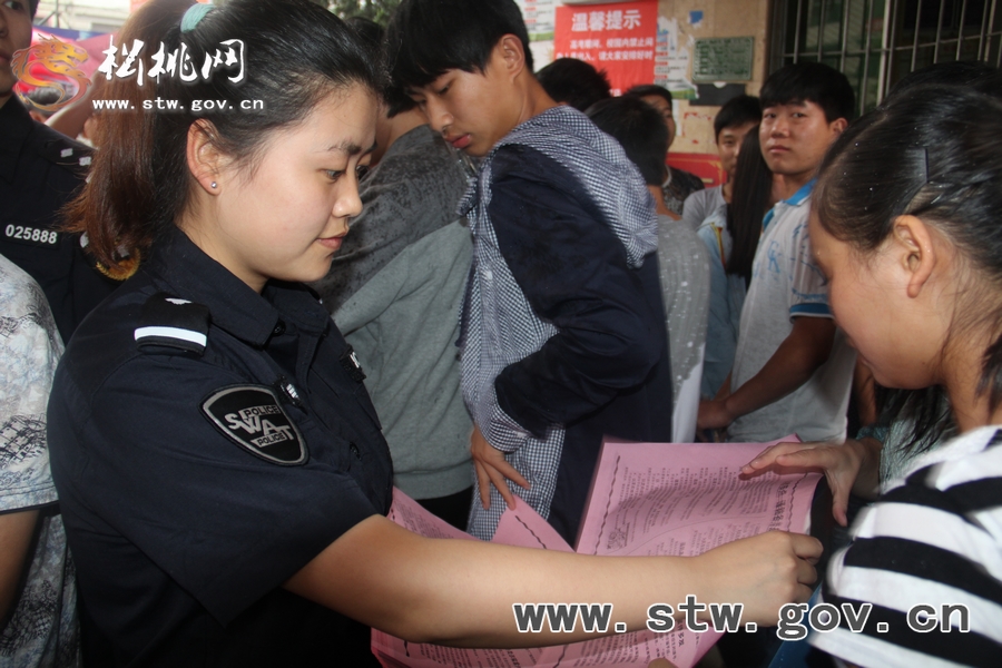 關(guān)愛(ài)考生——松桃·女警街頭宣傳謹(jǐn)防招生詐騙