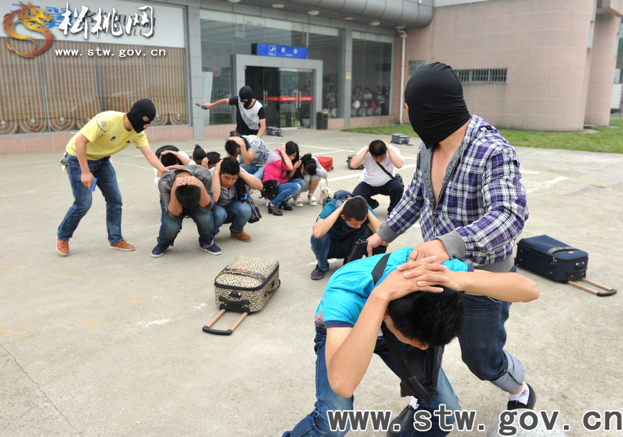 “獵鷹一號”反劫制暴反恐實戰(zhàn)演練活動花絮