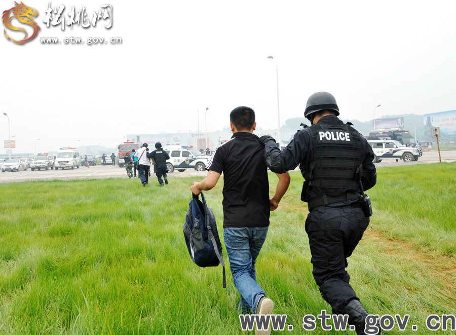 “獵鷹一號(hào)”反劫制暴反恐實(shí)戰(zhàn)演練活動(dòng)花絮