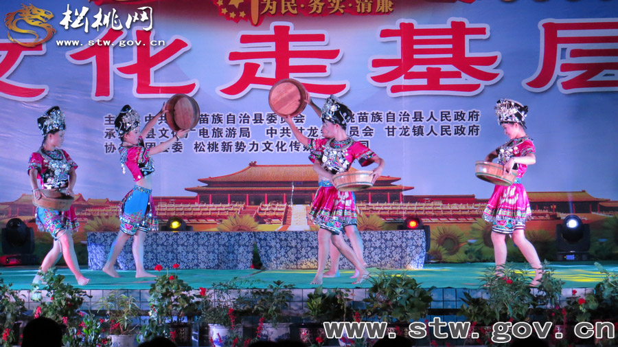 甘龍群眾家門口看戲忙