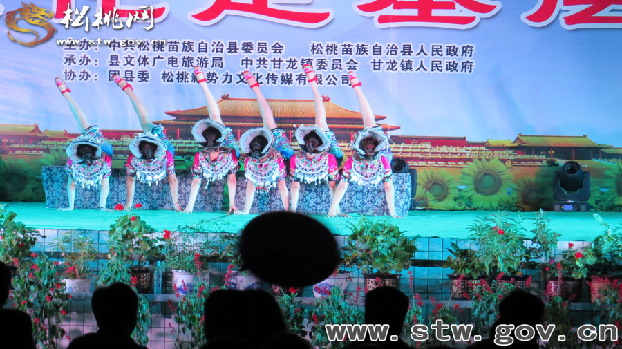 甘龍群眾家門(mén)口看戲忙