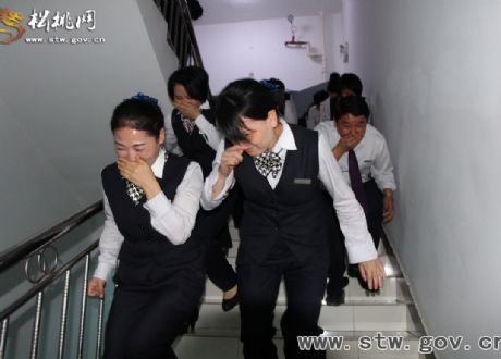 松桃信用聯(lián)社職工“零距離”學(xué)習(xí)消防知識