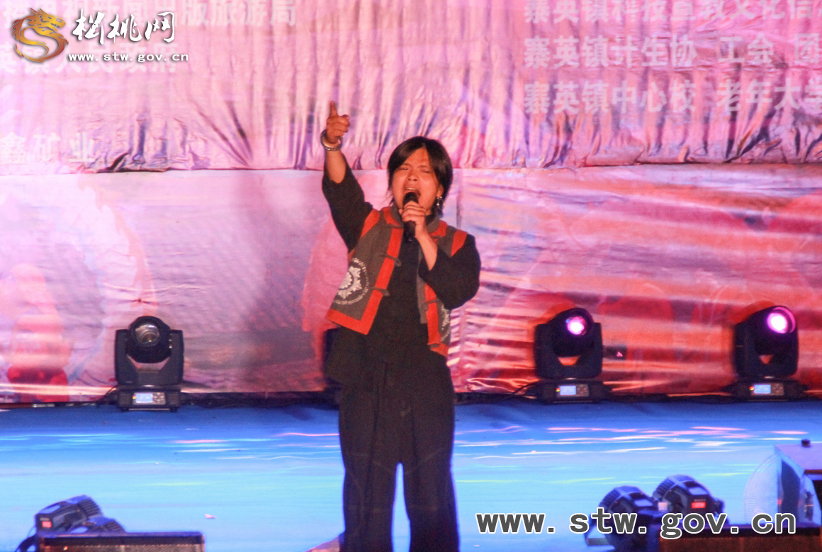 土家歌王野馬亮相寨英“母親節(jié)”文藝晚會(huì)