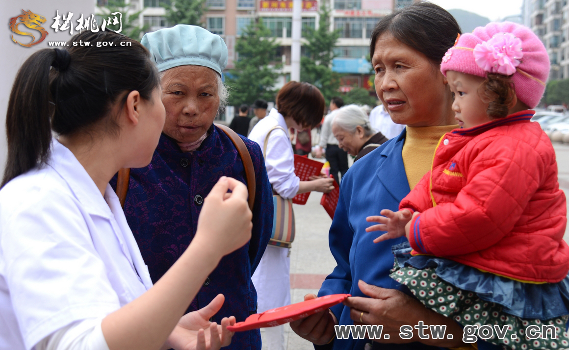松桃開(kāi)展關(guān)愛(ài)女孩運(yùn)行暨第68個(gè)紅十字會(huì)宣傳日活動(dòng)