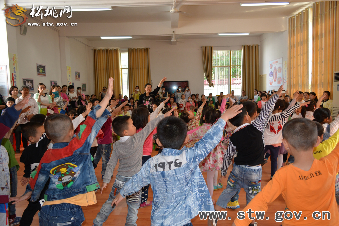 松桃實(shí)驗(yàn)幼兒園開(kāi)展感恩母親活動(dòng)