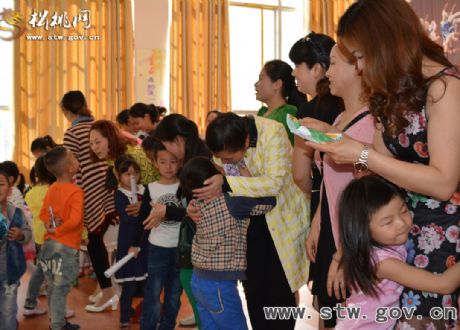 松桃實驗幼兒園開展感恩母親活動