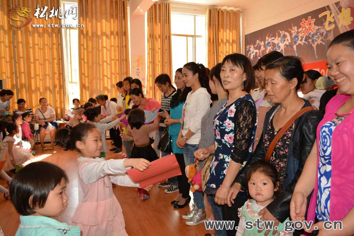 松桃實驗幼兒園開展感恩母親活動