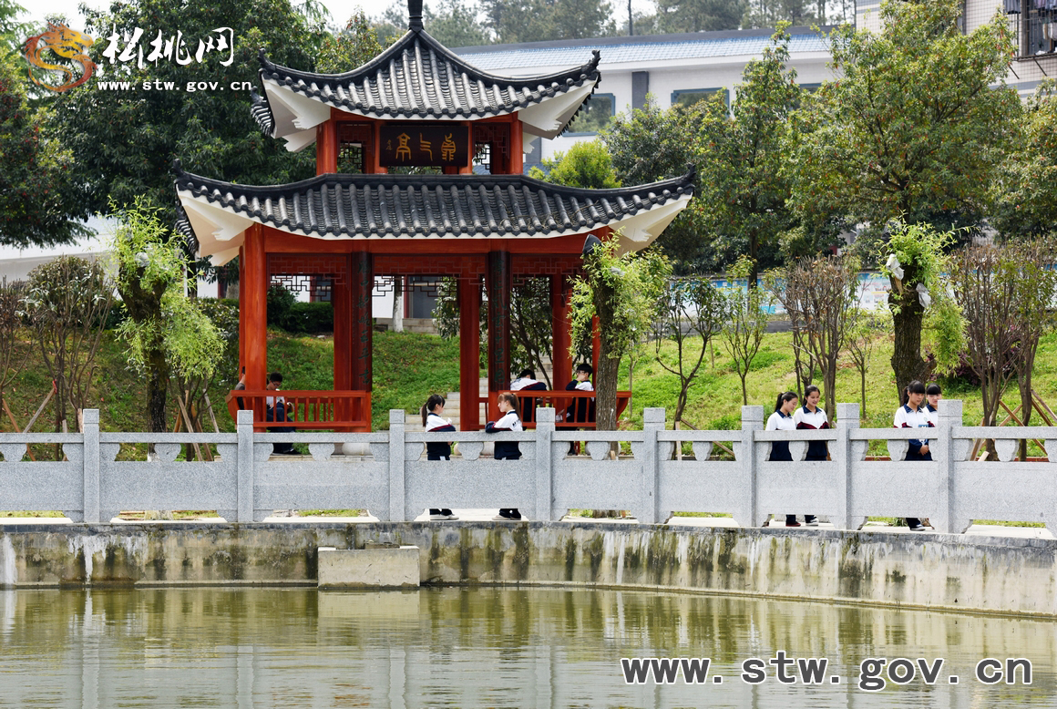 菁菁校園•楹聯(lián)書香潤桃李