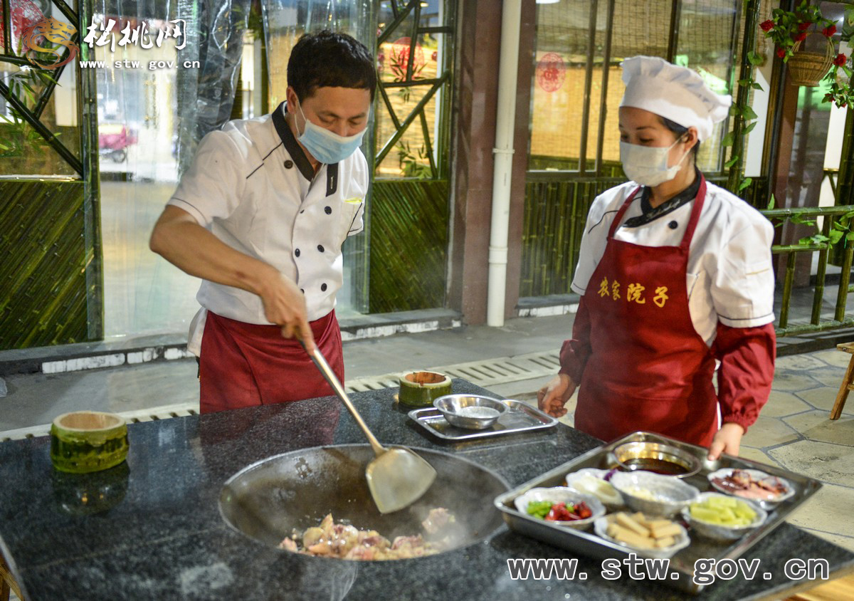 【吃在松桃】農(nóng)家柴火雞：吃出健康好味道