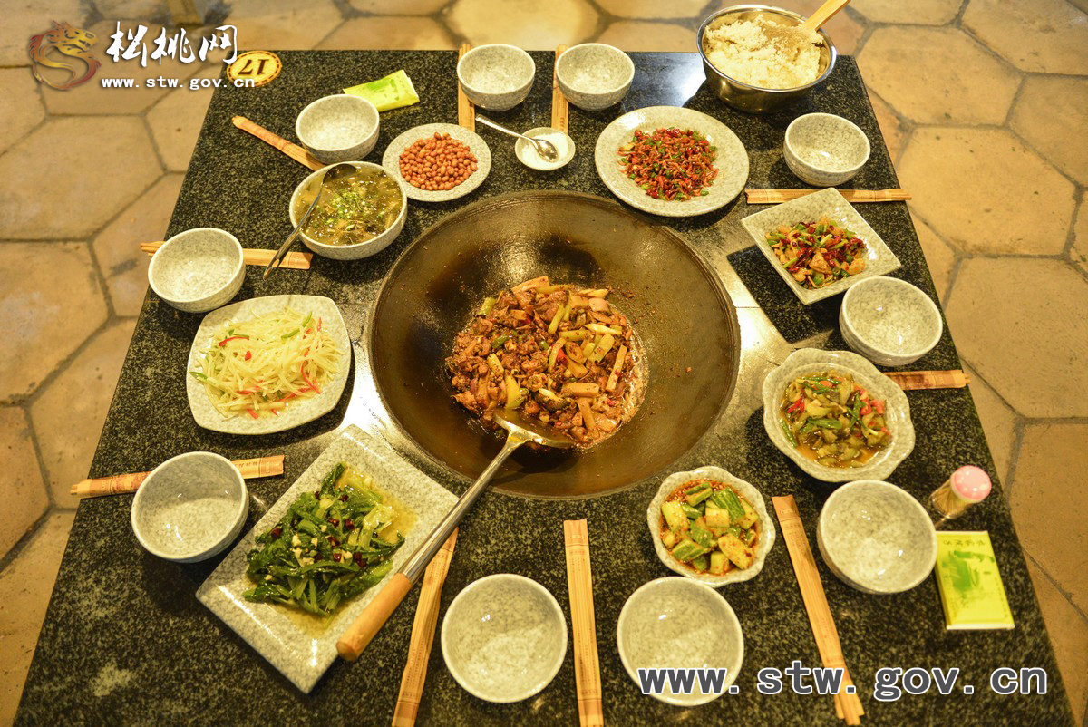 【吃在松桃】農(nóng)家柴火雞：吃出健康好味道
