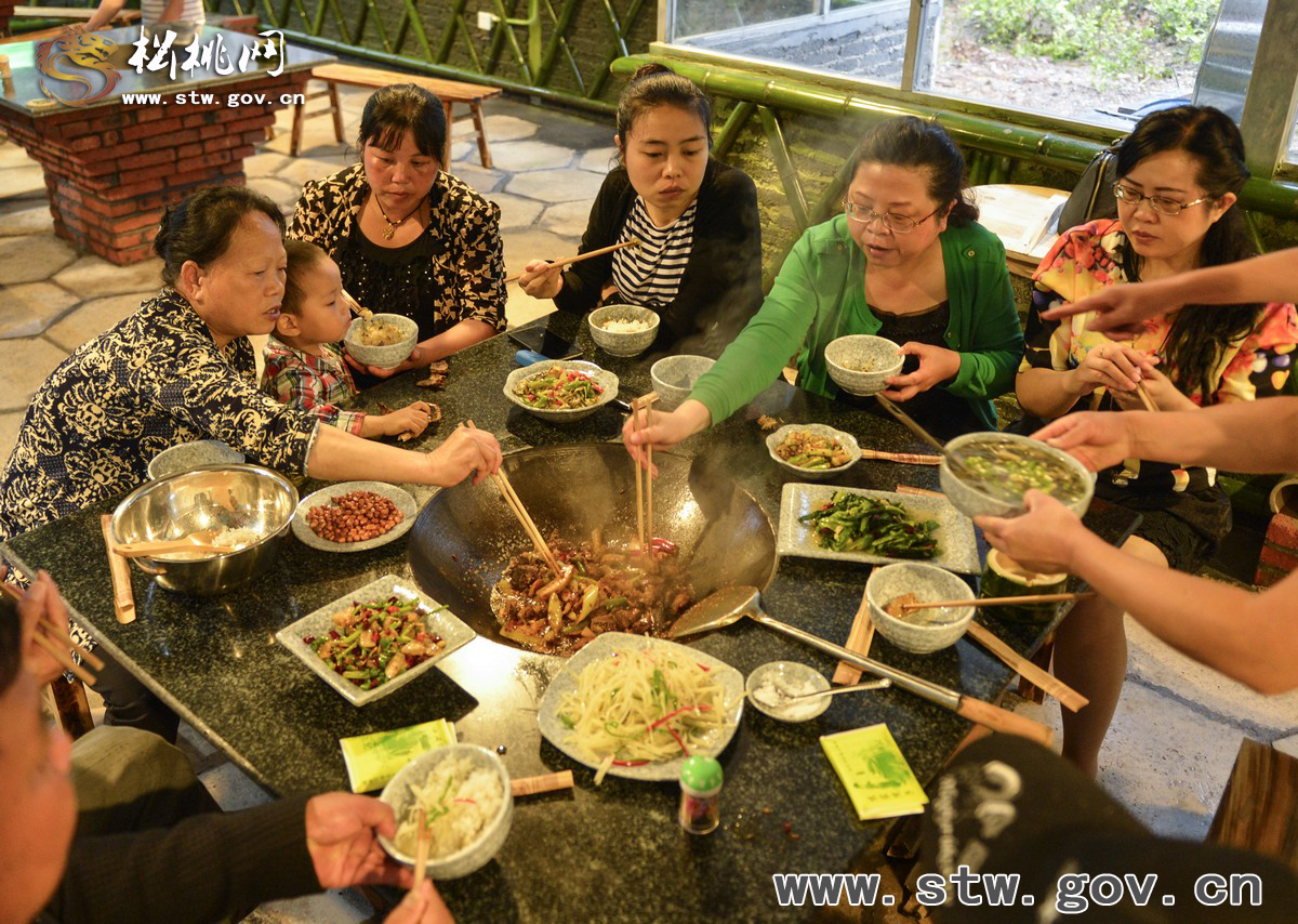 【吃在松桃】農(nóng)家柴火雞：吃出健康好味道