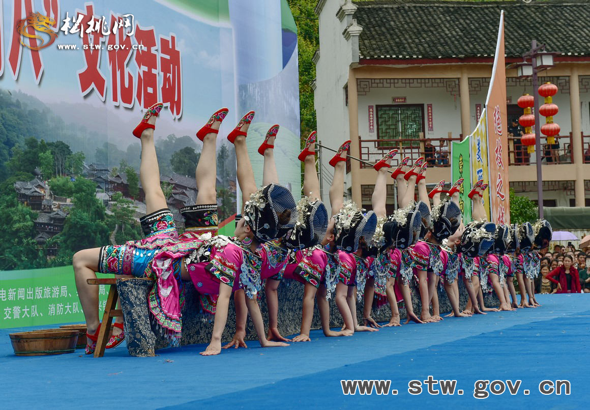 苗族“本土明星”精彩亮相，數(shù)萬群眾見證松桃“四月八”