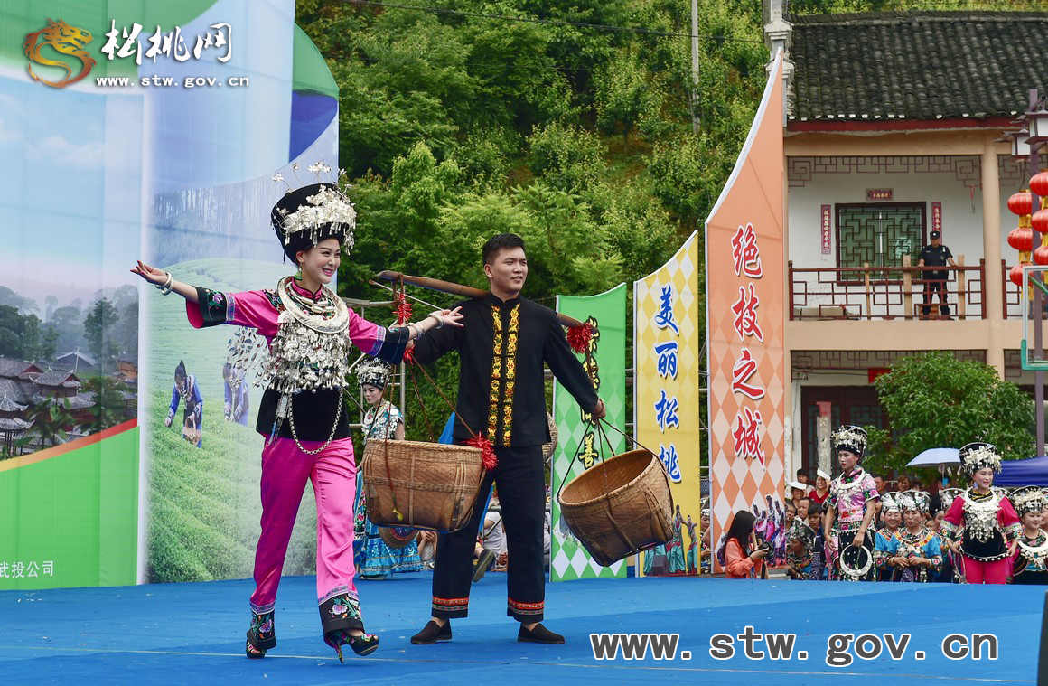 苗族“本土明星”精彩亮相，數(shù)萬群眾見證松桃“四月八”