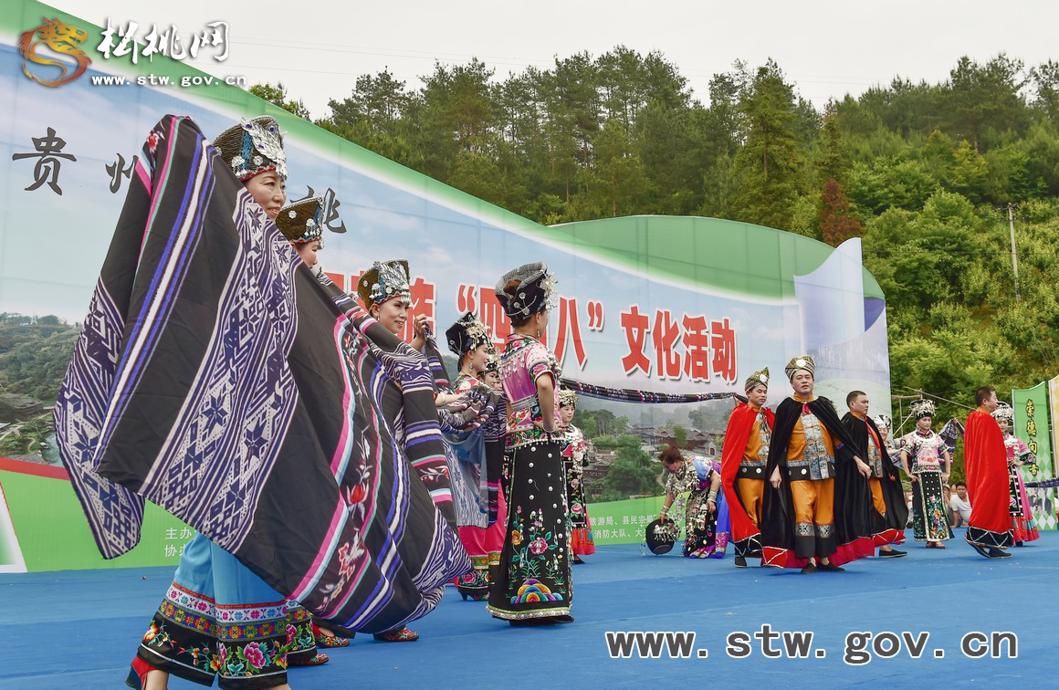 苗族“本土明星”精彩亮相，數(shù)萬群眾見證松桃“四月八”