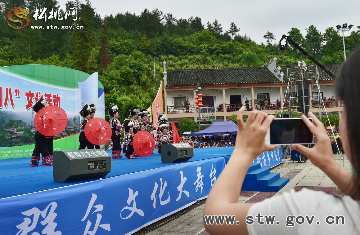 苗族“本土明星”精彩亮相，數(shù)萬群眾見證松桃“四月八”