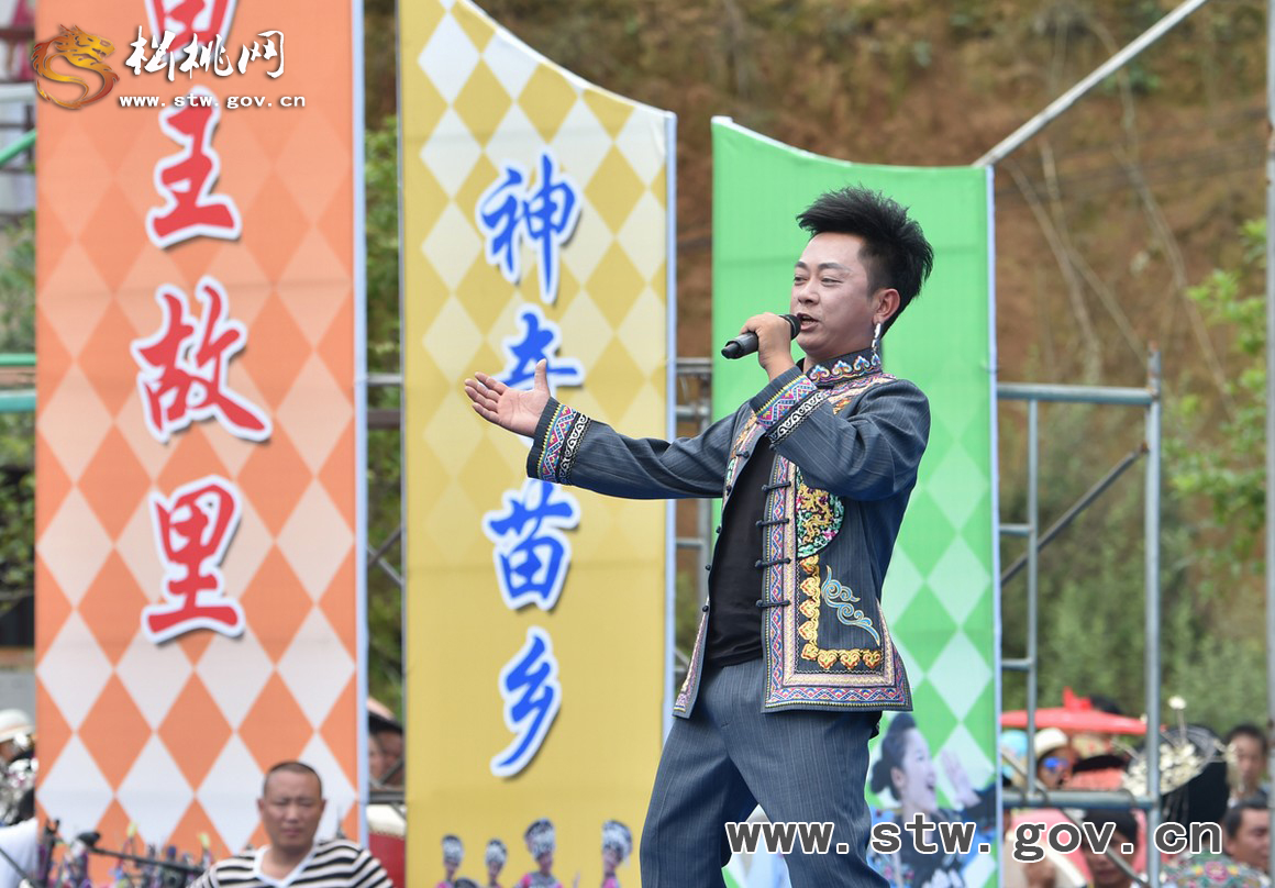 苗族“本土明星”精彩亮相，數(shù)萬群眾見證松桃“四月八”