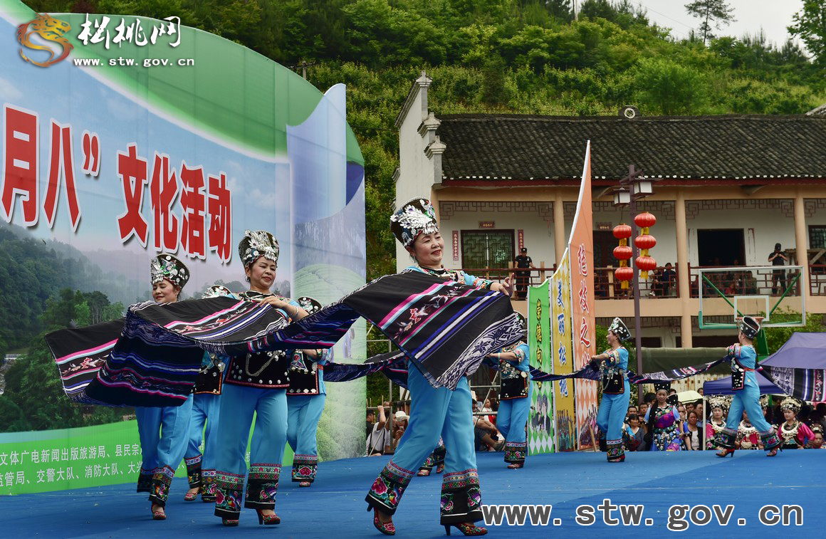苗族“本土明星”精彩亮相，數(shù)萬群眾見證松桃“四月八”