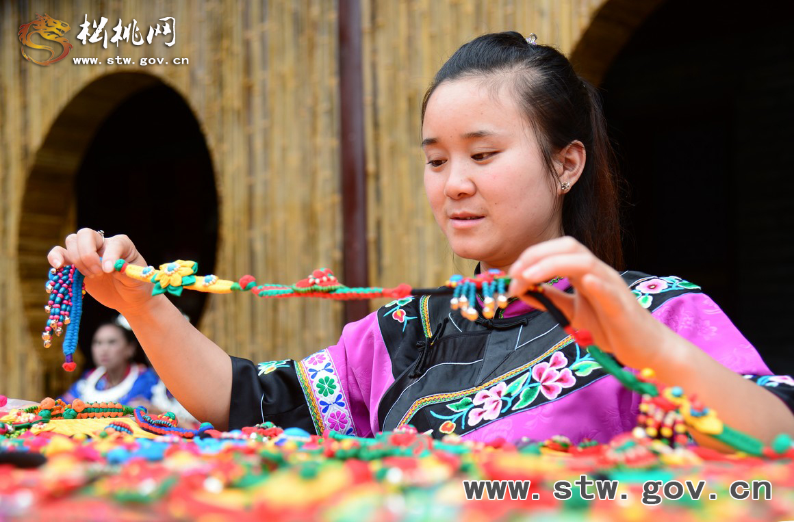 多姿多彩的松桃苗繡手工藝術(shù)品