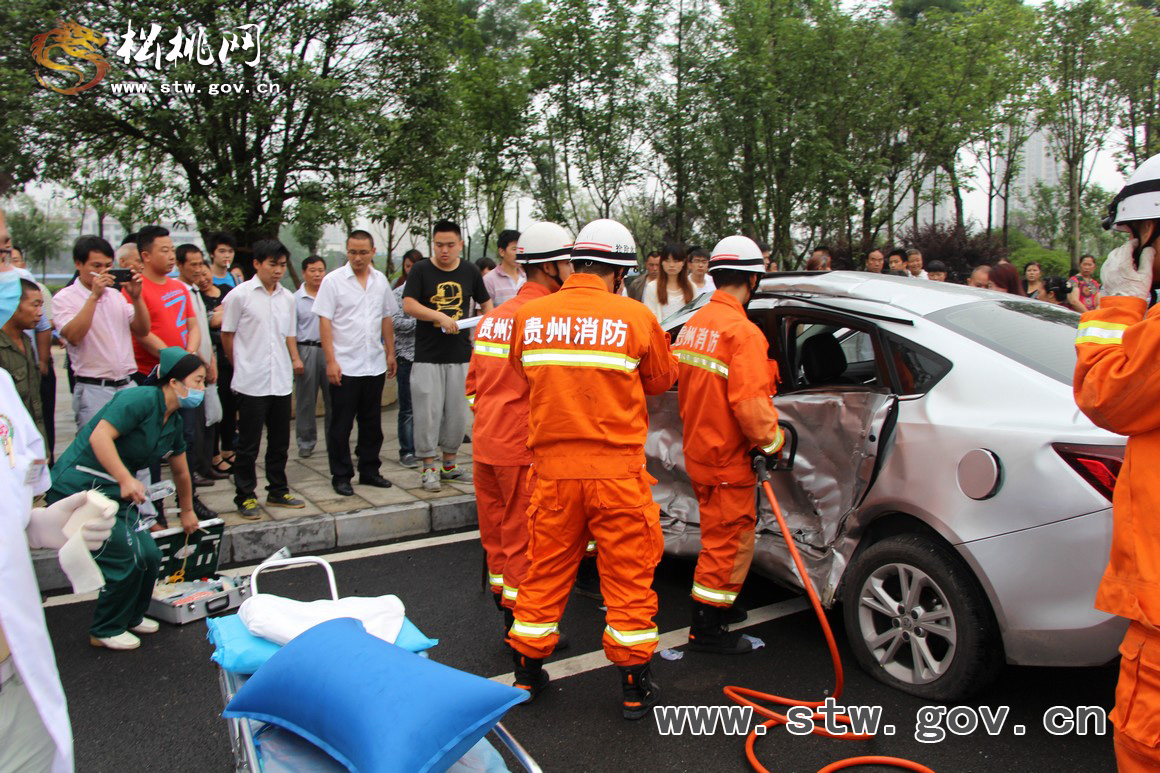 兩車相撞導致1人被困  松桃消防破拆營救