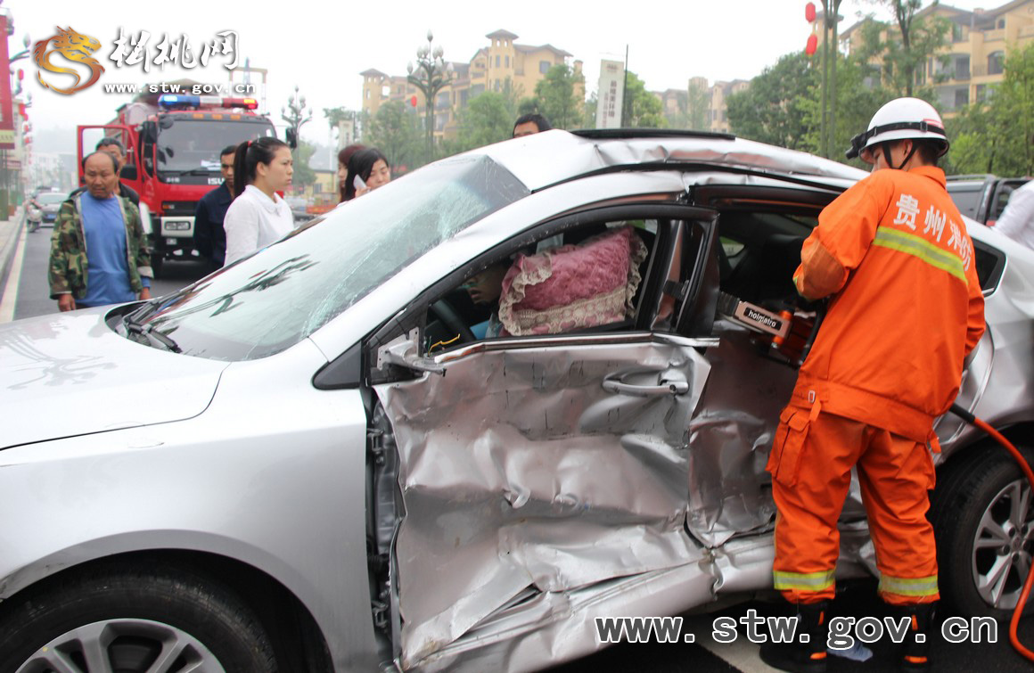 兩車相撞導(dǎo)致1人被困  松桃消防破拆營救