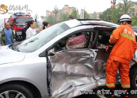 兩車相撞導(dǎo)致1人被困  松桃消防破拆營救