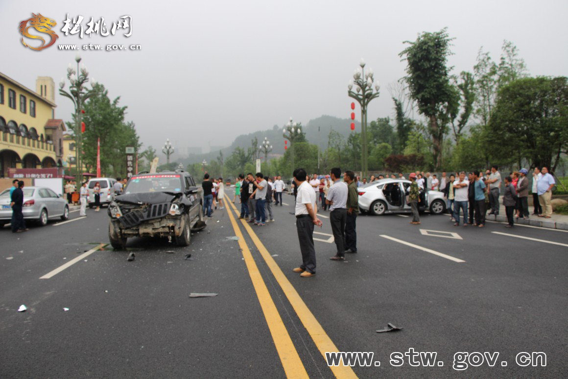 兩車相撞導(dǎo)致1人被困  松桃消防破拆營救