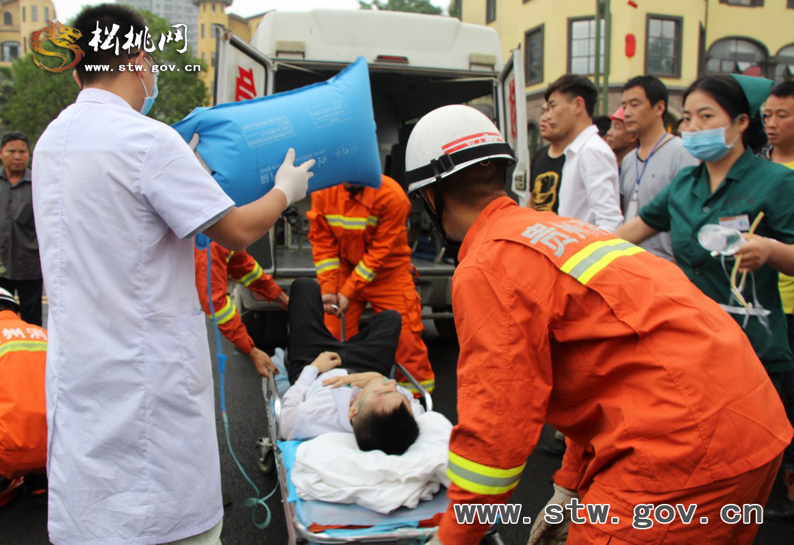 兩車相撞導(dǎo)致1人被困  松桃消防破拆營(yíng)救