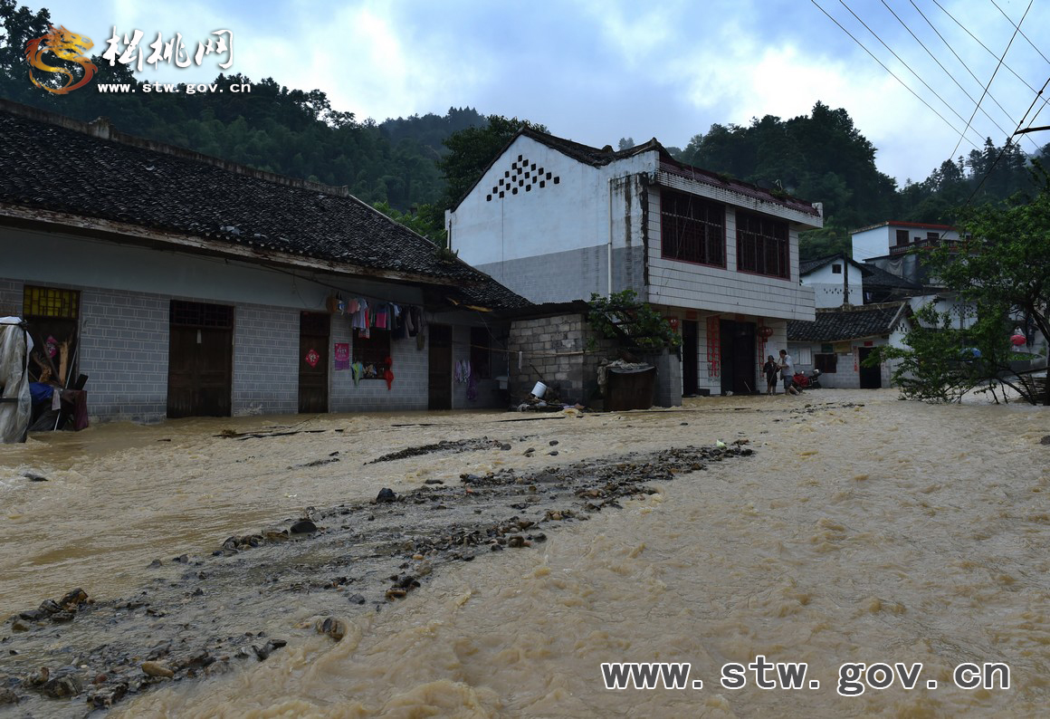 松桃遭遇連續(xù)暴雨　泥石流襲擊村莊