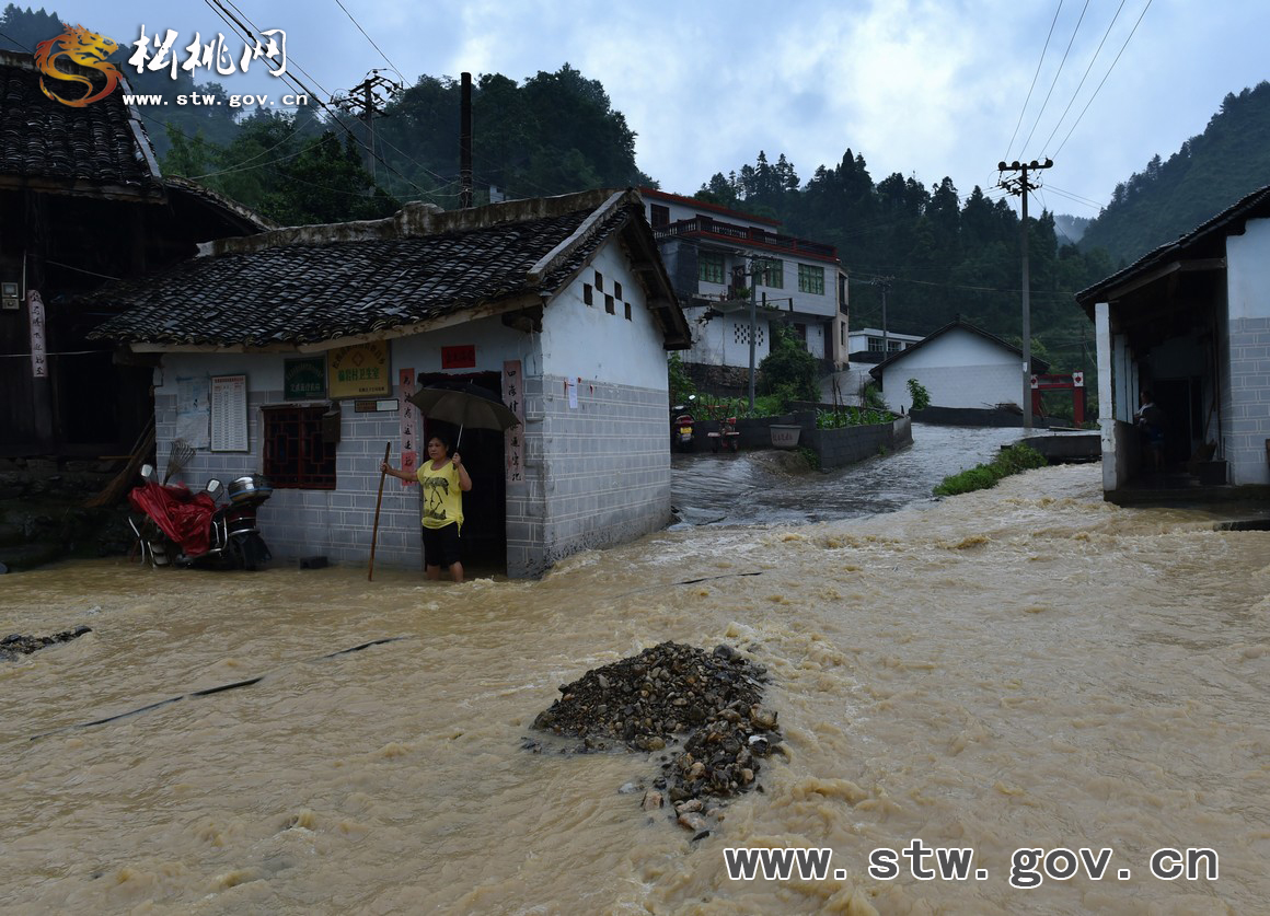 松桃遭遇連續(xù)暴雨　泥石流襲擊村莊