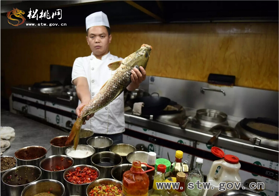 去恒豐生態(tài)山莊，品嘗的不止是美味的苗魚！