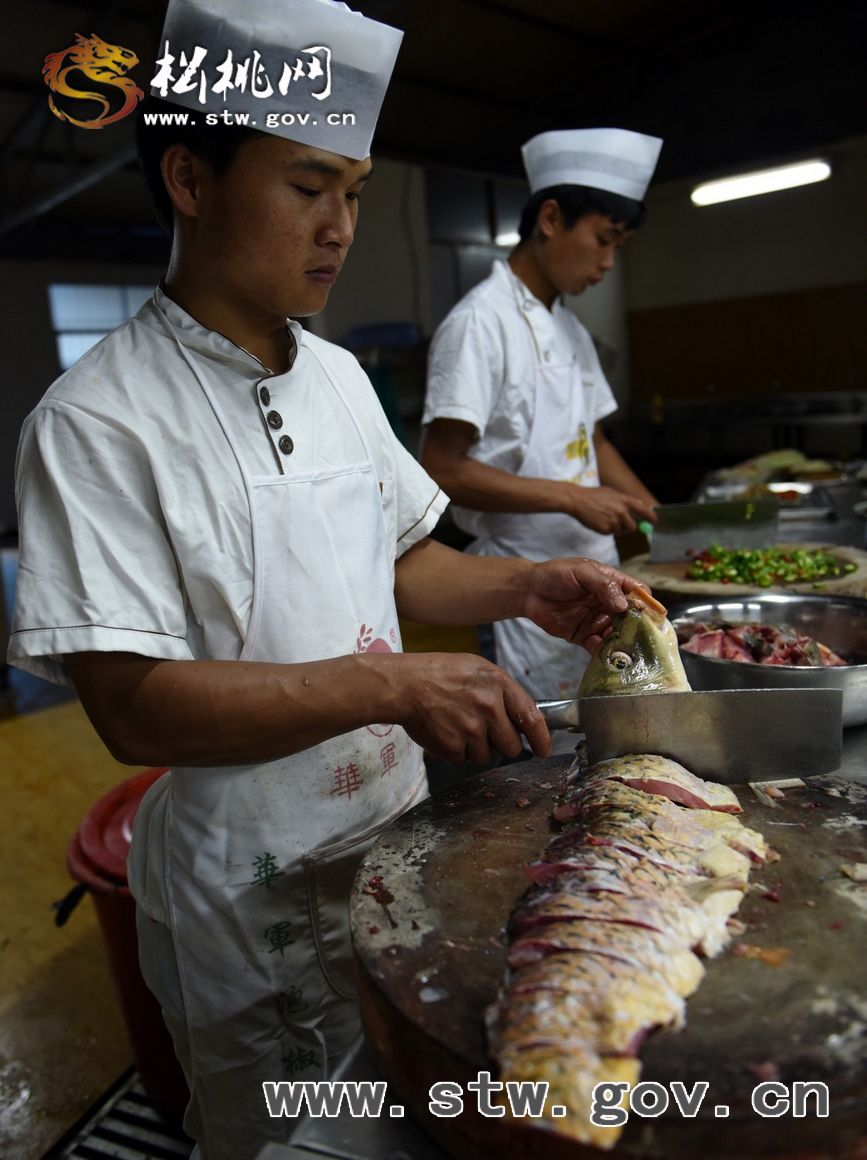 去恒豐生態(tài)山莊，品嘗的不止是美味的苗魚(yú)！